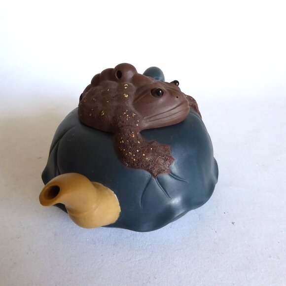 VINTAGE NEW TRADITIONAL CHINESE YIXING ZISHA TOAD FROG HANDMADE CLAY TEAPOT - Picture 3 of 16
